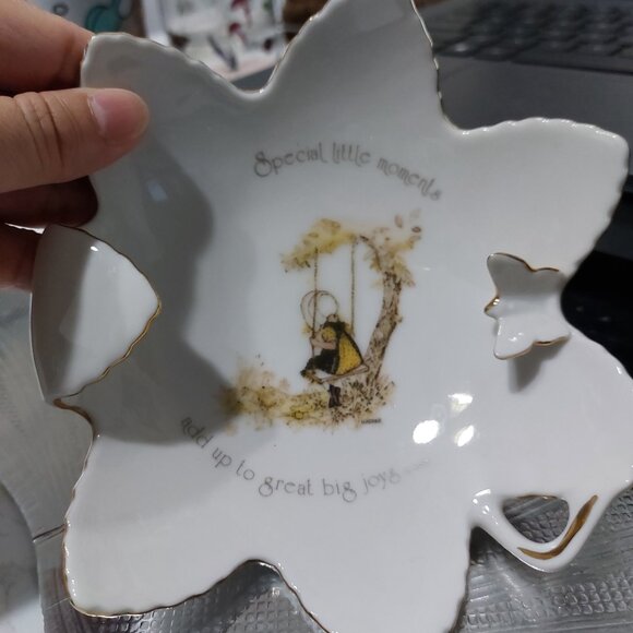 Holly Hobbie Genuine Porcelain Set Small Vase Decor Mini Jewelry Organizer Plate - Picture 1 of 15